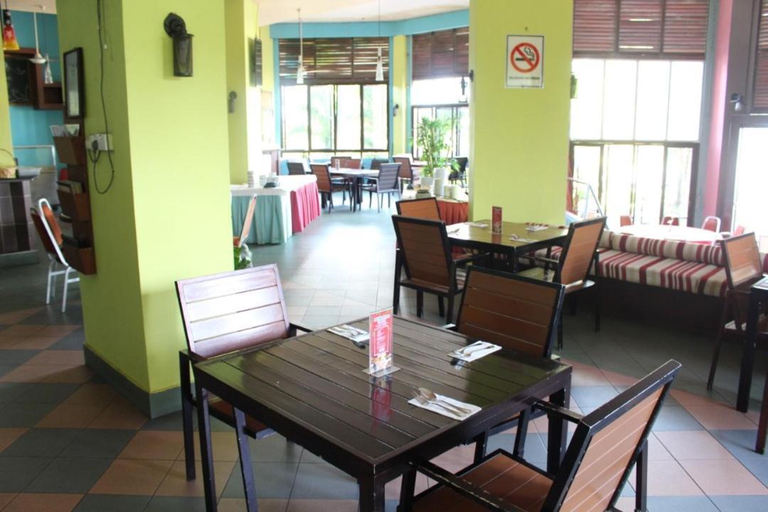 Primula Beach Hotel Kuala Terengganu Exterior photo